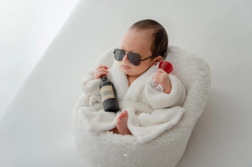 扬州满月宝宝趴着睡